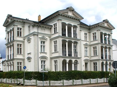 Während der DDR-Zeit Internat der Oberschule beherbergt die Villa heute Ferienwohnungen.