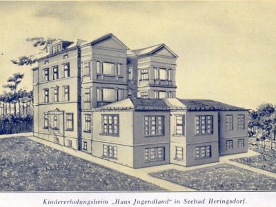 Das Gebäude war in der DDR Krankenhaus und gehört heute zur MEDI Greif Unternehmensgruppe.